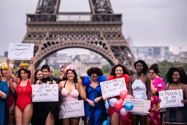 Sexy et fières de leur corps, des femmes rondes défilent devant la tour Eiffel à Paris