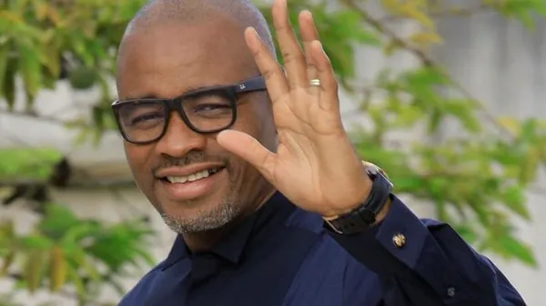 Le maire Kalou Bonaventure offre des pagnes aux femmes de Vavoua