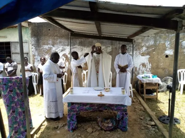 Abengourou: Sept prisonniers reçoivent le sacrement du baptême