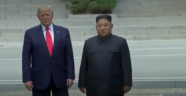 Kim Jong-un et Donald Trump se serrent la main