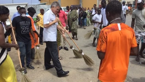 Côte d’Ivoire: l’ambassadeur d’Allemagne balayeur de rue à Abidjan