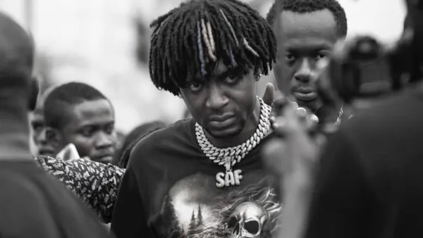 Safarel Obiang: sa chanson-hommage à Dj Arafat: « Ange Didier on a démarré ta moto lève toi, cercueil là c’est pas pour toi »