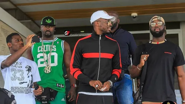 Arrivée de Dadju à Abidjan pour les funérailles d’Arafat