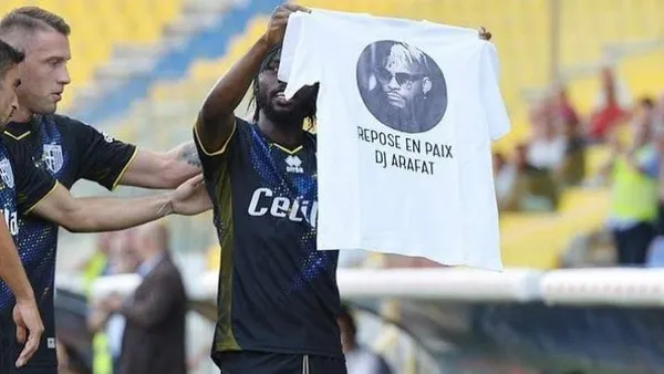 Gervinho rend hommage à Dj Arafat après son but