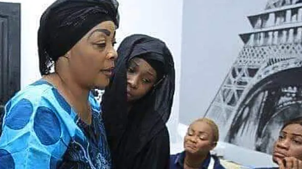 Tina Glamour parle à Ariel sheney: « je t’ai connu dans la maison de mon fils »
