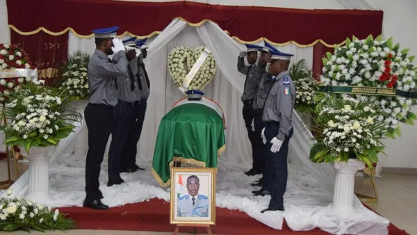 Côte d’Ivoire: les images de la levée de corps de MDL Tiekou Anderson tué à Yopougon par des « Gnambros »