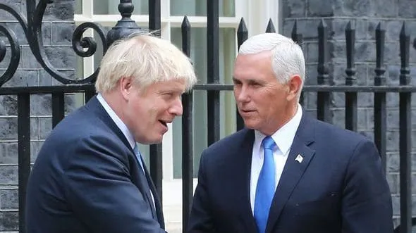 Boris Johnson, Mike Pence et le National Health Service