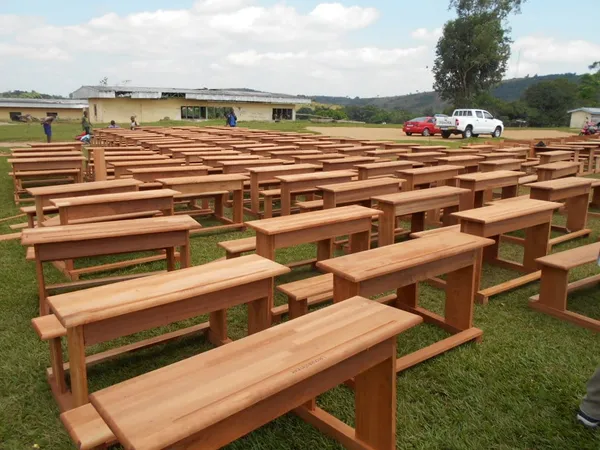Kandia Camara offre 500 tables-bancs au Lycée municipal de Sikensi