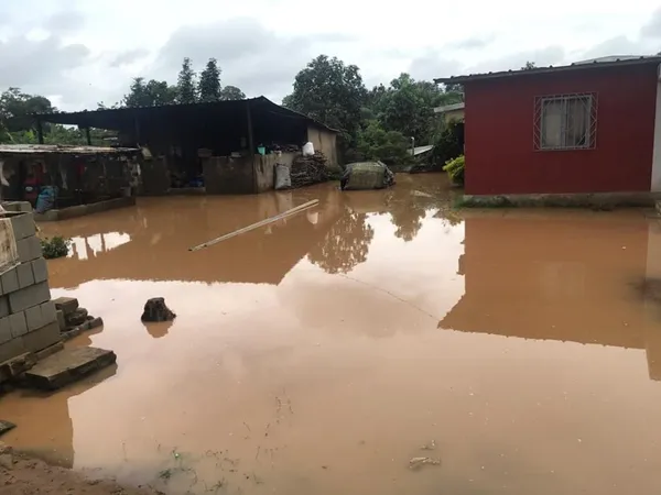 Inondations à Alépé: les autorités au secours des victimes