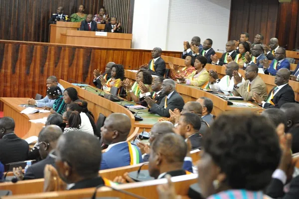 Affaire Cherté de la Vie, le ministre du Commerce fuit le débat face aux députés du PDCI: l’Assemblée nationale recadre « Le Nouveau Réveil »