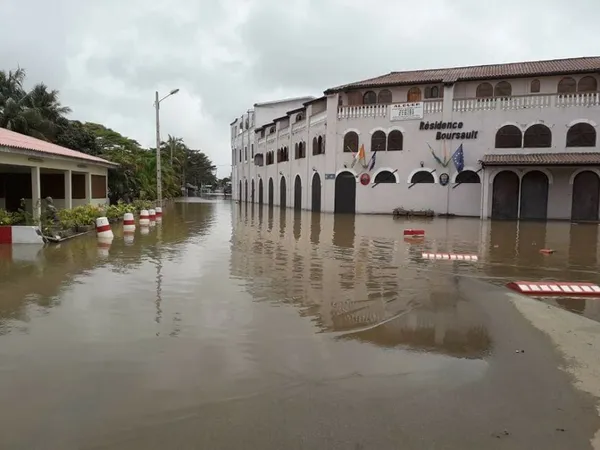 Les terribles images de Grand-Bassam sous les eaux