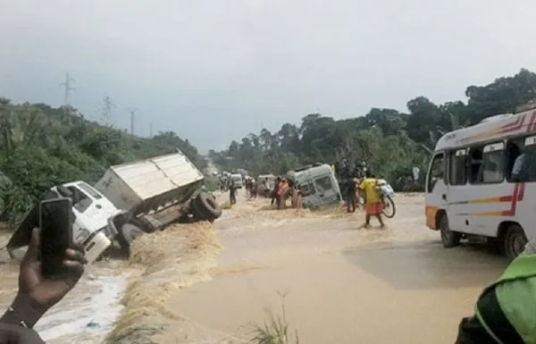 L’axe routier Téhni-Ferké coupé par les eaux de pluies