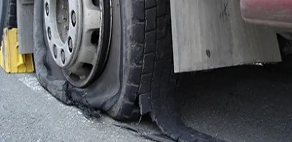M’Bahiakro: l’apprenti d’un camion tué par l’explosion de son pneu