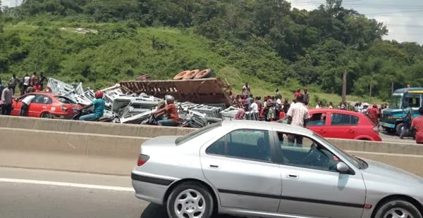 Accident sens Yopougon – Adjamé ce 19 mai 2023: embouteillage depuis le 1er pont Yopougon jusqu’à la station Ola Energy