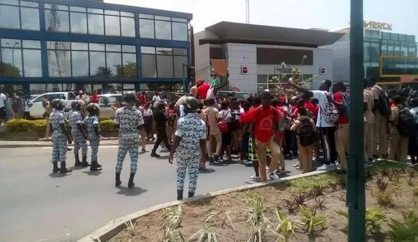FESCI : réclamant des tables bancs, les élèves paralysent les cours au lycée technique d’Abidjan