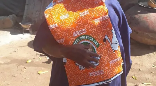 Ouattara dans le Hambol : des pagnes pour la visite du Président offerts aux femmes de Niakara