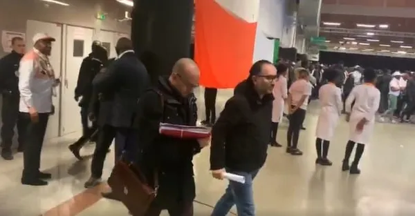 Affaire logo PDCI: Bédié fait bloquer pendant des heures le meeting du RHDP en France par des huissiers
