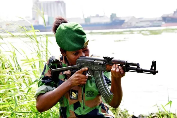 Voici Djaratou Bamba, première femme ivoirienne brevetée commando parachutiste du Gfumaco