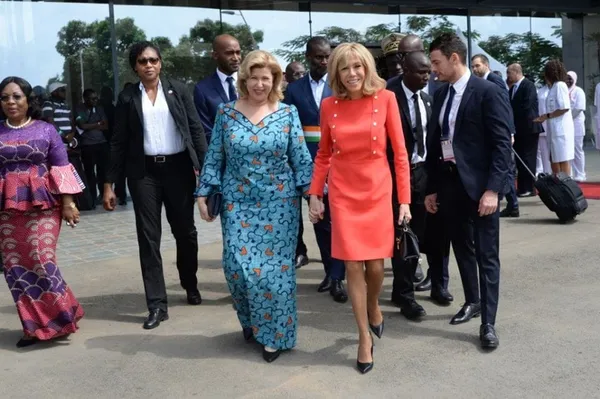Brigitte Macron à l’hôpital Mère-Enfant de Bingerville en Côte d’Ivoire