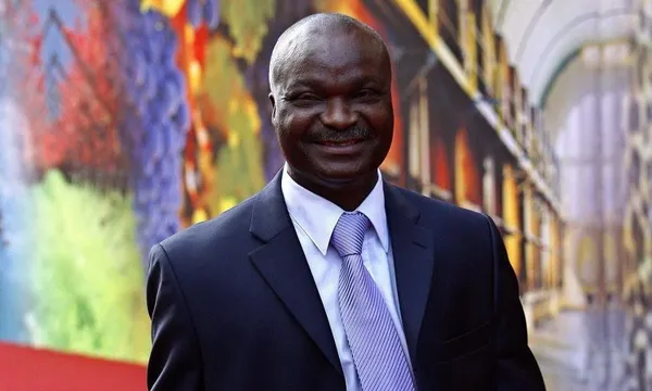 Roger Milla et Antoine Bell luttent contre le Noma