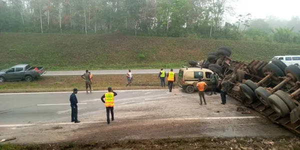 Grave accident sur l’autoroute du Nord entre une fourgonnette et un camion de transport : 5 victimes