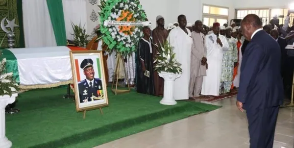 Ouattara assiste à la levée du corps de Wattao et s’incline devant sa dépouille