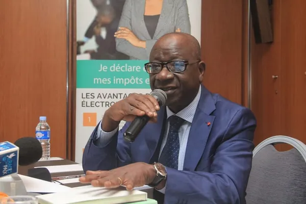 Ouattara Sié Abou, DG des impôts, offre la CNI aux jeunes RHDP de Tortiya