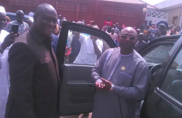 Téné Birahima Ouattara offre des véhicules aux chefs coutumiers du Tchologo