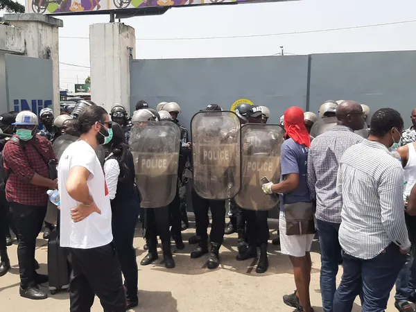 Coronavirus en Côte d’Ivoire : les confinés réclament des médecins, on leur envoie la police… voici ce qui se passe à l’Injs