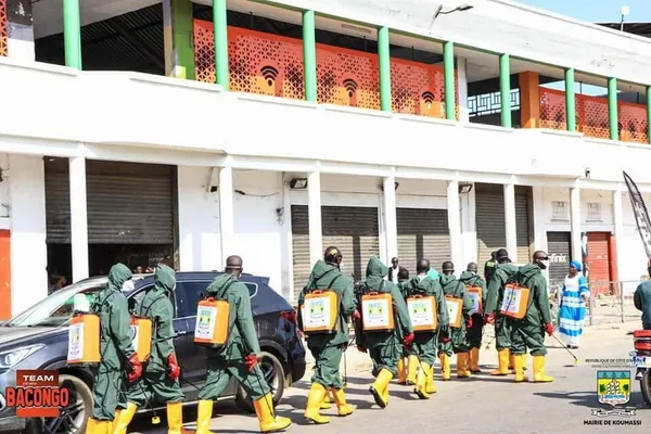 Coronavirus à Koumassi : Cissé Bacongo, le maire qui fait désinfecter les marchés et les rues de sa commune, en images