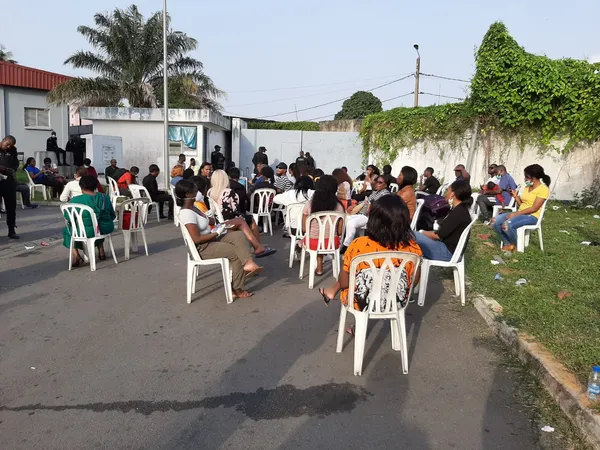 Coronavirus en Côte d’Ivoire : les confinés de l’INJS manifestent pour rentrer chez eux