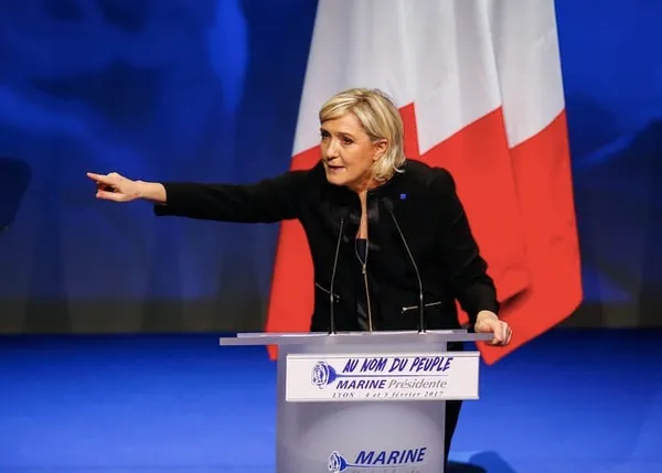 A Mayotte, Marine Le Pen prône une fermeté contre l’immigration