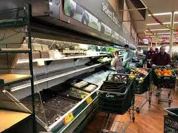 Covid-19 aux Etats-Unis : une américaine tousse volontairement sur des produits dans un supermarché