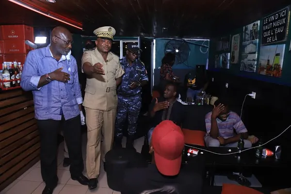 Yopougon : les bars ouverts et bondés de monde malgré les mesures du gouvernement, gérants et DJ arrêtés