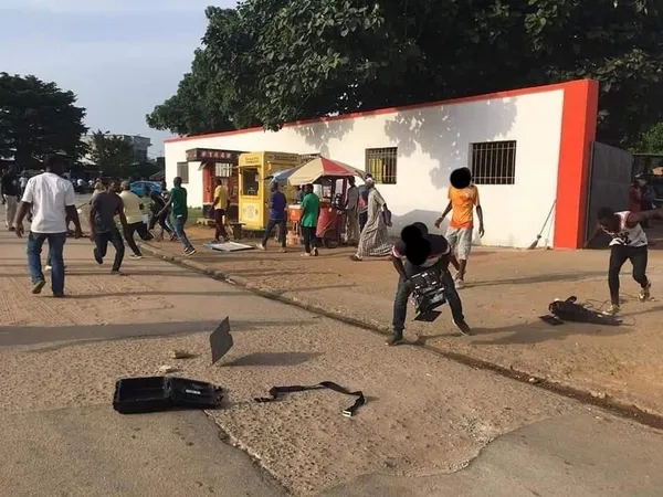 Yopougon : un centre d’enrôlement CNI saccagé, en images