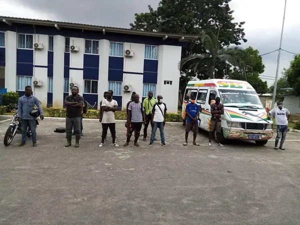 Isolement d’Abidjan : des chauffeurs de mini-cars arrêtés pour avoir contourné les corridors