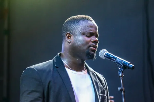 Mort de la femme de Makosso : le chantre Excell s’attaque au pasteur Etchien Ignace et fait des révélations