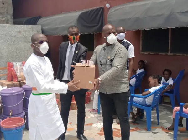 Synergie 2020 fait des dons à l’orphelinat d’Azuretti