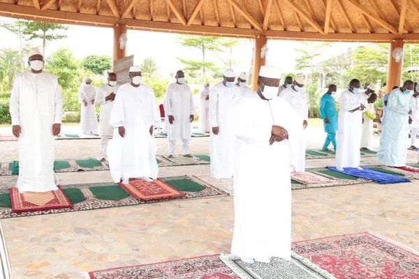 Aïd el-Fitr 2020 : Ouattara dans le strict respect des mesures barrières prie pour la Côte d’Ivoire, en images