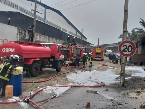 Yopougon : incendie dans une usine à la zone industrielle, en images