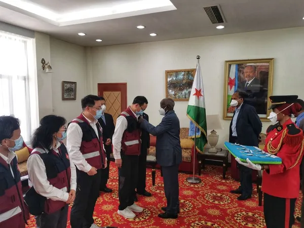 (COVID-19) Le PM djiboutien décerne la médaille d’officier à la mission anti-épidémique chinoise – Actualités 11/05/2020