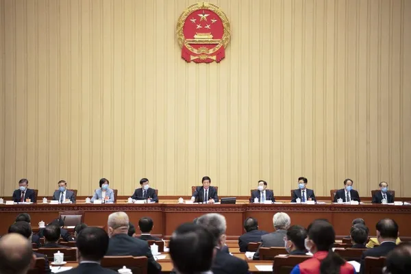(Deux Sessions) Deuxième réunion du présidium de la session annuelle de l’organe législatif national de la Chine – Actualités 26/05/2020