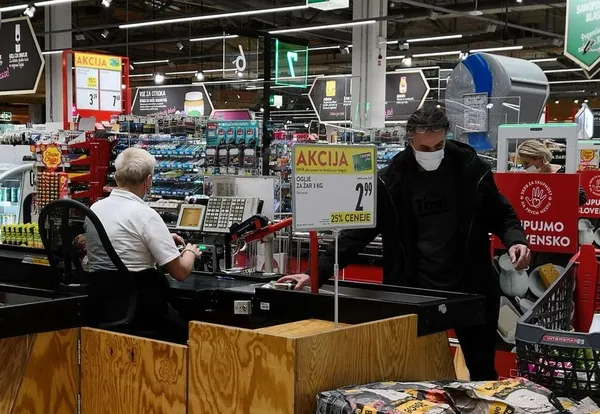 Un homme fait ses courses dans un supermarché à Ljubljana, en Slovénie, le 21 mai 2020. (Xinhua/Peng Lijun)