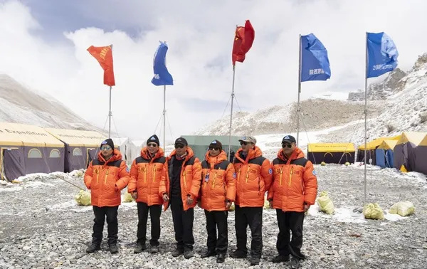 Des géomètres chinois partent remesurer la hauteur du mont Qomolangma – Actualités 06/05/2020