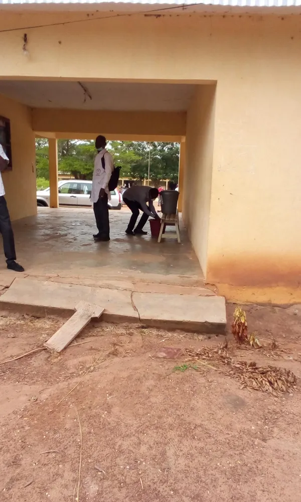 Dons de cache-nez et de seaux après des revendications d’enseignants – Actualité ivoirienne 25/05/2020