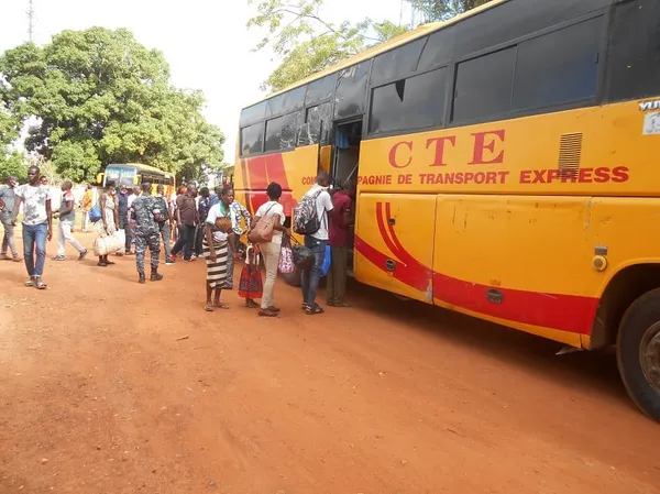 Reprise des cours : un convoi d’élèves quitte Bouaflé pour Abidjan