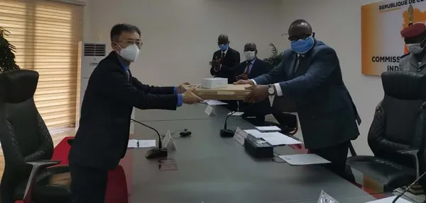 Côte d’Ivoire : l’ambassade de Chine fait des dons à la CEI