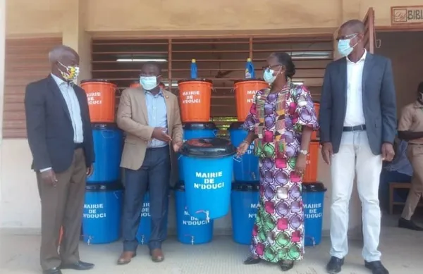 Le maire de Ndouci offre des matériels de protection à des structures scolaires de la commune – Actualité ivoirienne 27/05/2020