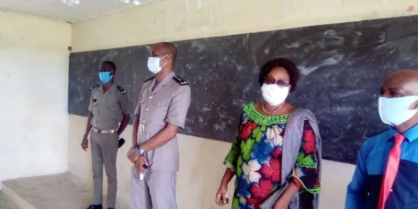 Le sous-préfet d’Oghwlapo offre des cache-nez aux personnels administratifs des établissements – Actualité ivoirienne 29/05/2020
