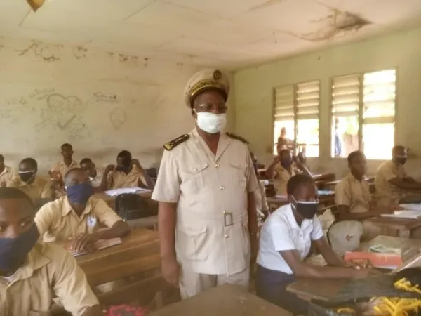 COVID-19 : Le préfet distribue des cache-nez dans les établissements scolaires de Béoumi – Actualité ivoirienne 29/05/2020